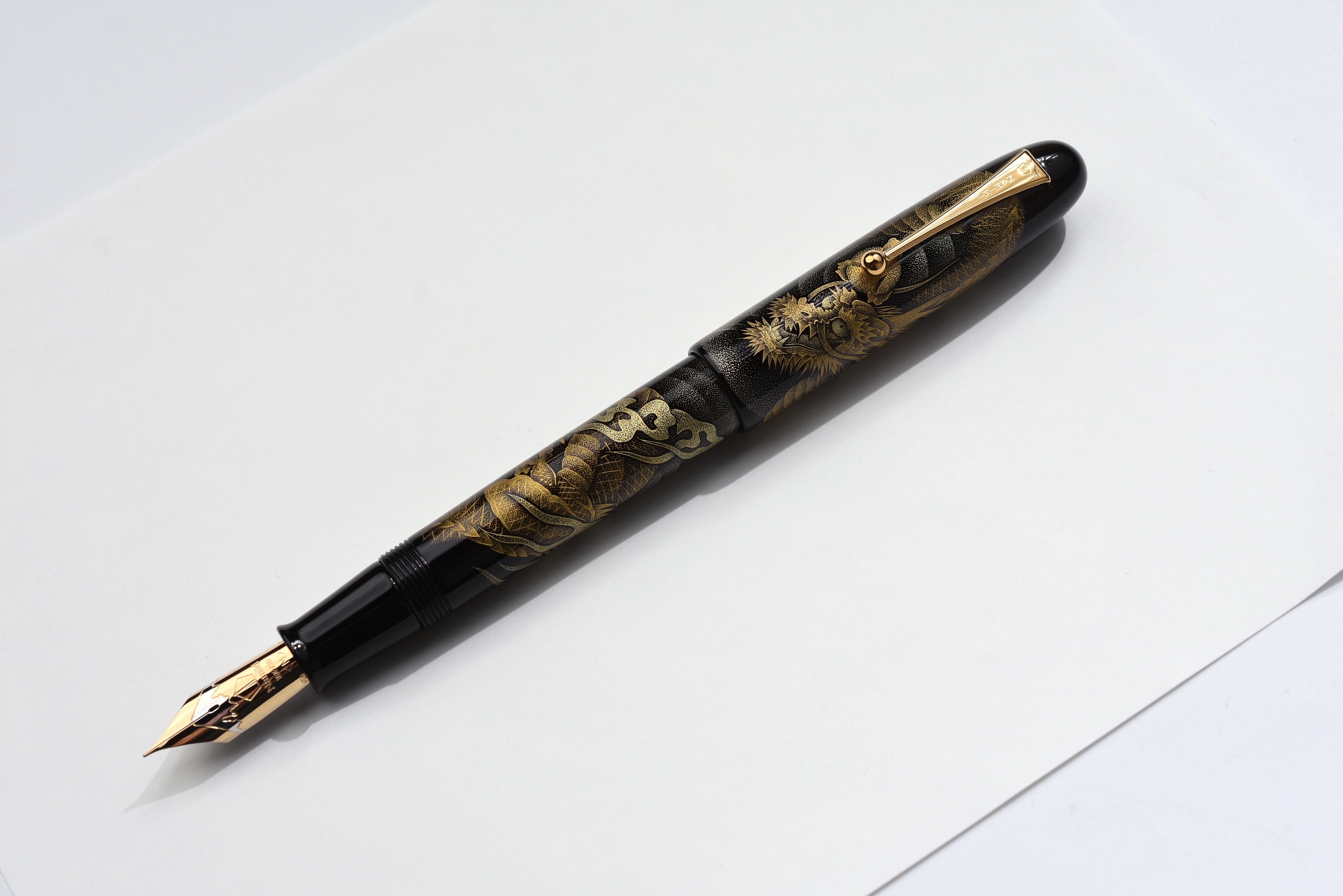 Golden Chinese Dragon Embossed Medium Nib vulpen Golden Chinese Dragon Embossed Medium Nib vulpen