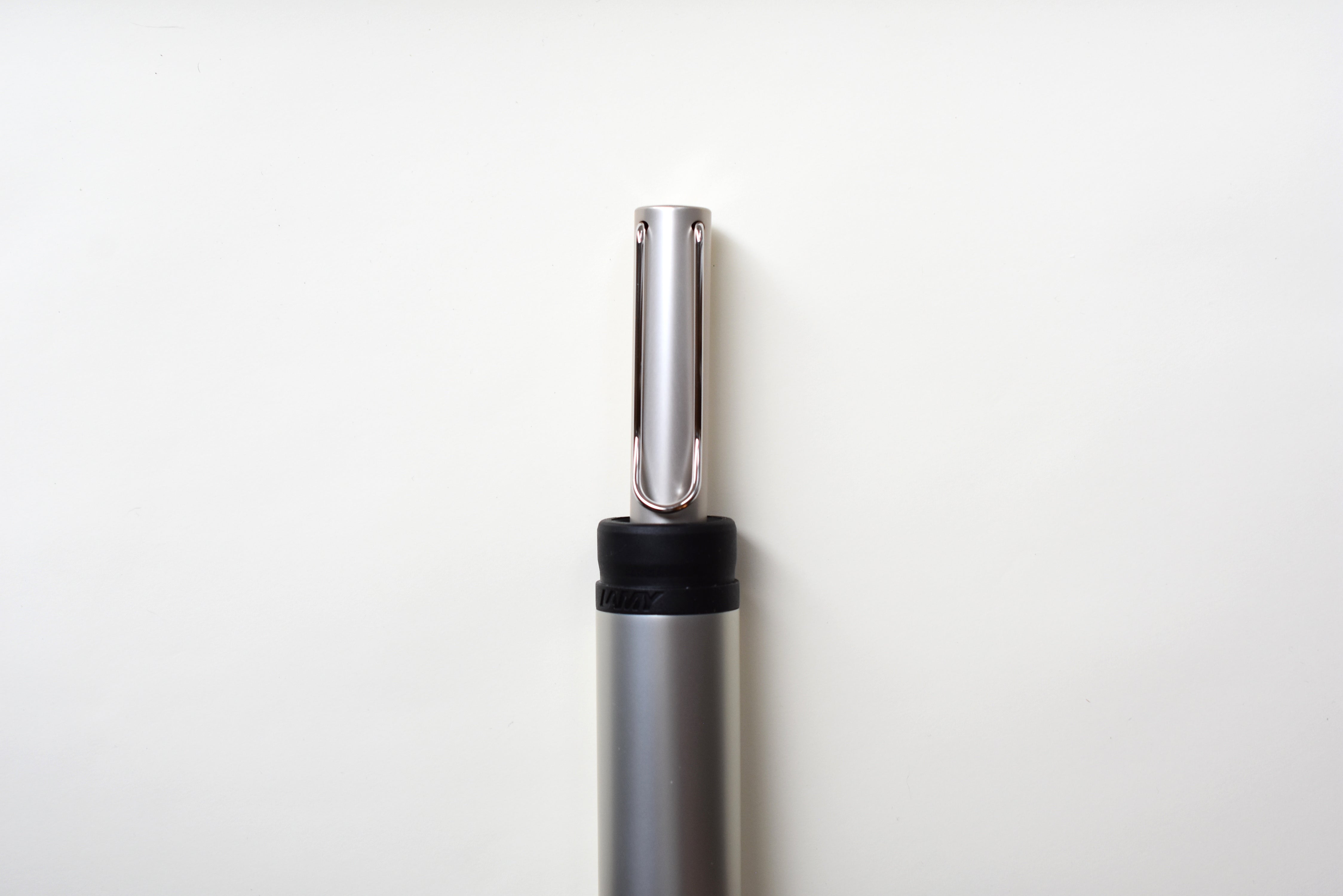 LAMY Lx Edele Vulpen 058 Uit Lichtgewicht Aluminium In De Kleur Palladium Met Edelmetaalafwerking En Zwart Glanzende Pvd Roestvrijstalen Penpunt Inclusief Lamy T 10 Blauwe Inktpatroon En Cadeauverpakking LAMY Lx Edele Vulpen 058 Uit Lichtgewicht Aluminium In De Kleur Palladium Met Edelmetaalafwerking En Zwart Glanzende Pvd Roestvrijstalen Penpunt Inclusief Lamy T 10 Blauwe Inktpatroon En Cadeauverpakking