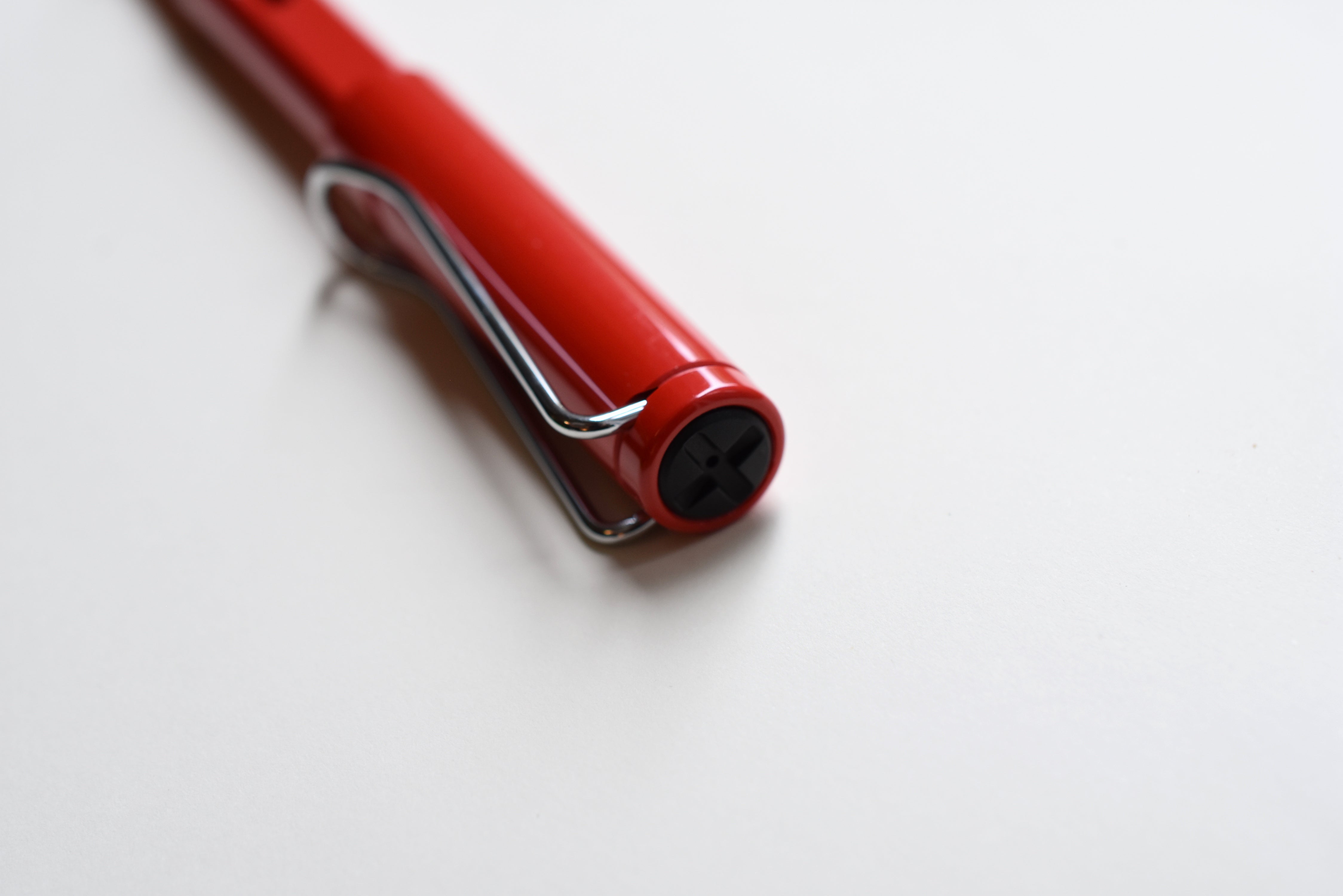 Lamy safari red - Penna a sfera con impugnatura ergonomica e larghezza di tratto M - per una Lamy safari red - Penna a sfera con impugnatura ergonomica e larghezza di tratto M - per una